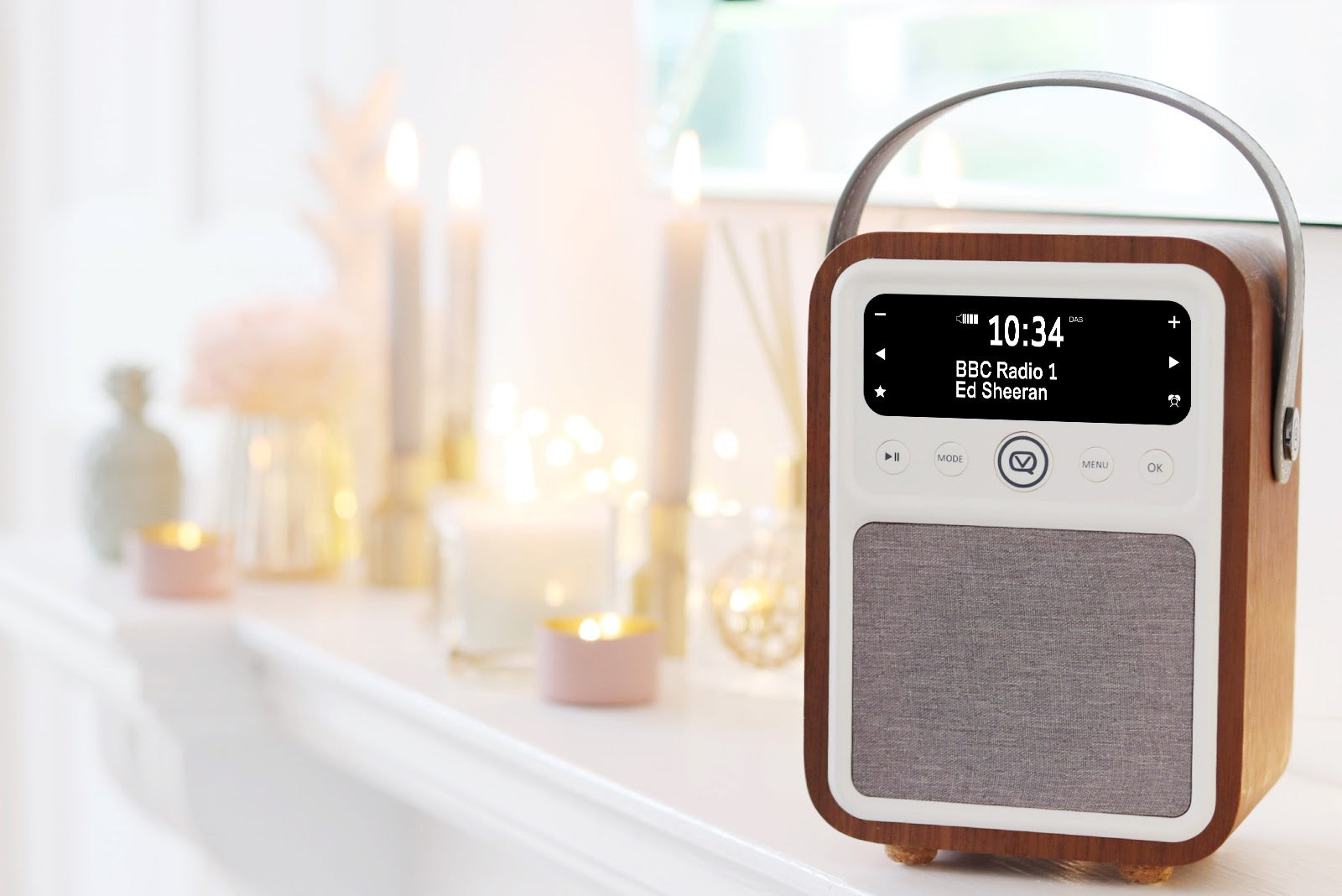 The MYVQ Monty is a beautifully modern styled DAB/DAB+ digital radio and Bluetooth speaker featuring a premium real wood case in a choice of finishes.