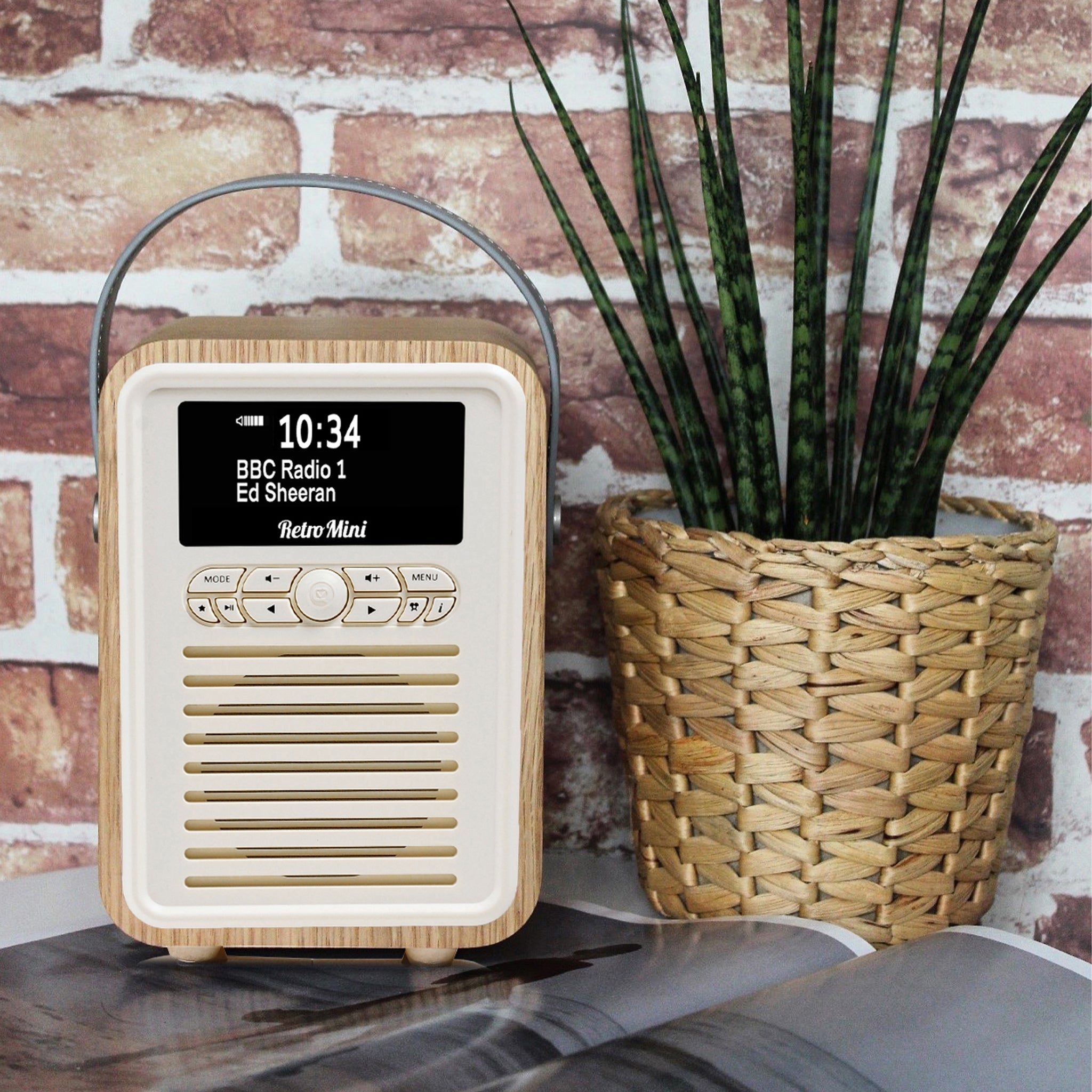 The MYVQ Retro Mini is one of the world’s most popular DAB/DAB+ Digital Radios. With comprehensive radio functionality, Bluetooth streaming, and vintage style in a choice of colours and designer prints.
