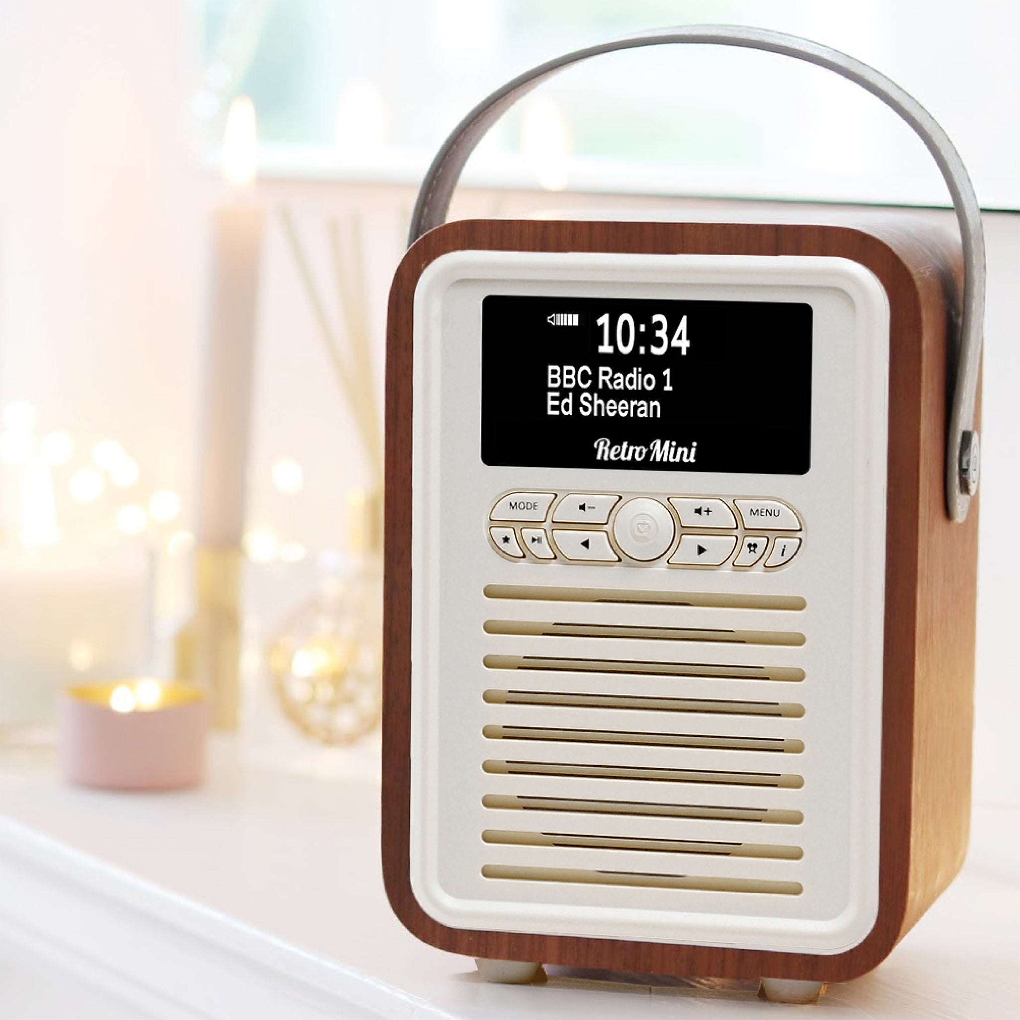 The MYVQ Retro Mini is one of the world’s most popular DAB/DAB+ Digital Radios. With comprehensive radio functionality, Bluetooth streaming, and vintage style in a choice of colours and designer prints.