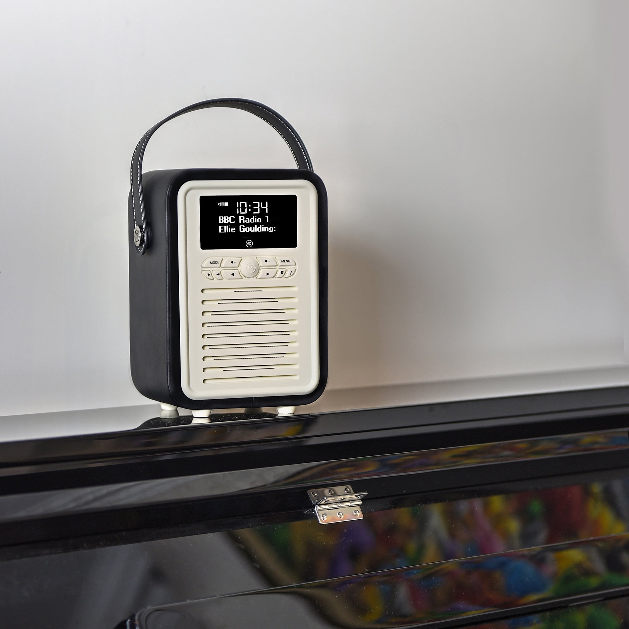 The MYVQ Retro Mini is one of the world’s most popular DAB/DAB+ Digital Radios. With comprehensive radio functionality, Bluetooth streaming, and vintage style in a choice of colours and designer prints.