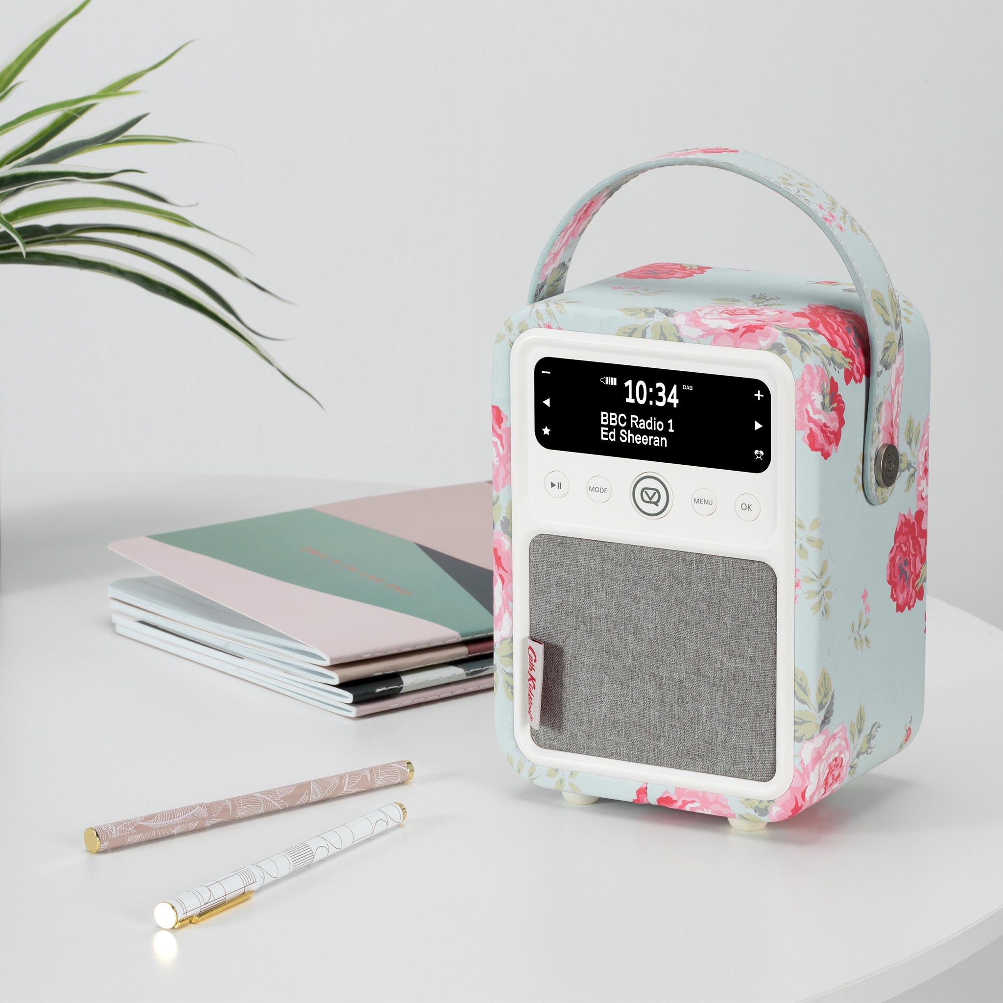 The MYVQ Monty is a beautifully modern styled DAB/DAB+ digital radio and Bluetooth speaker featuring a premium real wood case in a choice of finishes.